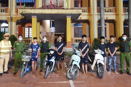 Công an Cẩm Giàng tạm giữ nhóm tuổi teen mang theo gậy sắt, dao phóng lợn đi trong đêm